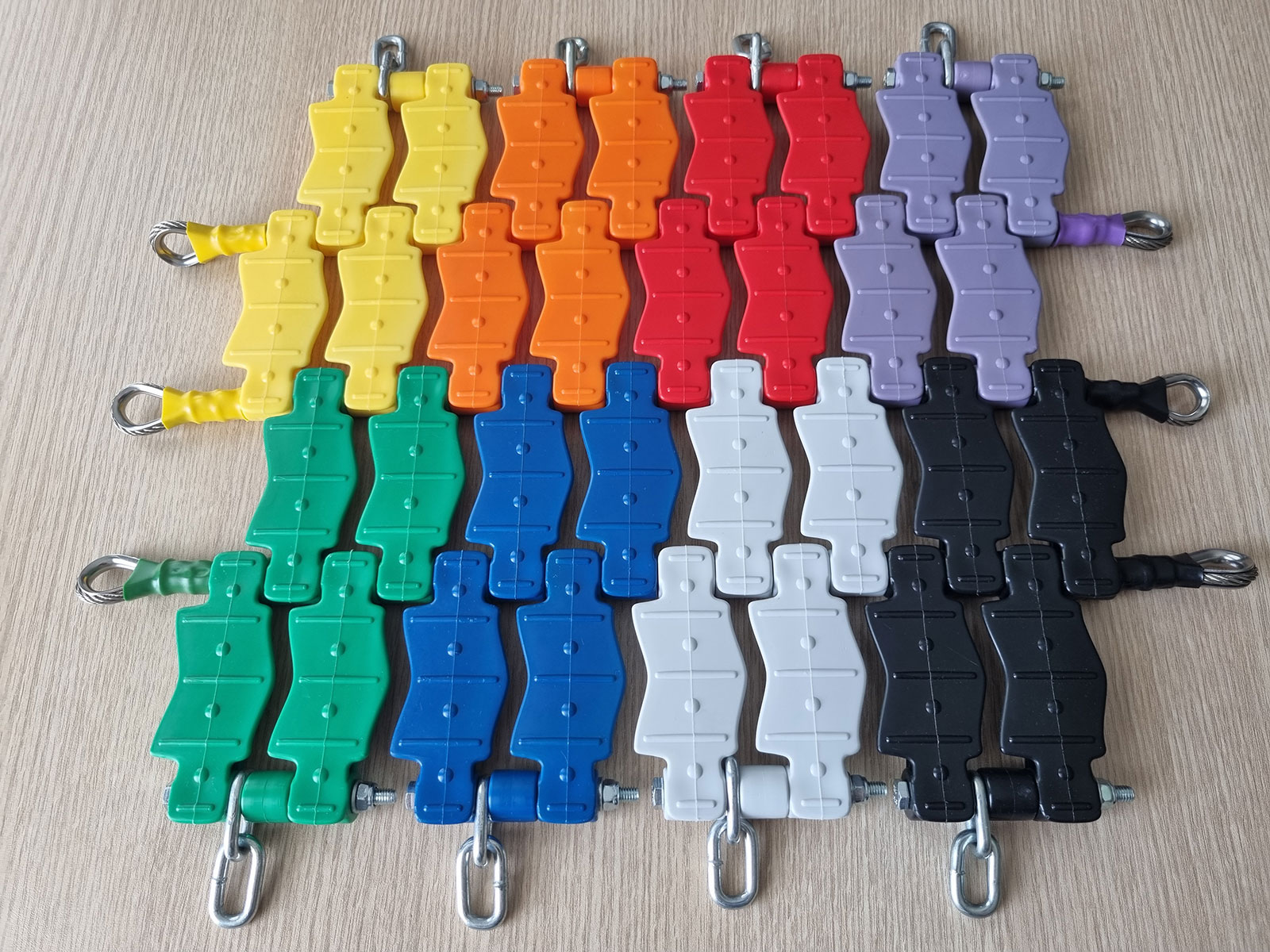 Farbmuster mit verfügbaren Farben für die Gestaltung von Grafiken auf den Sprungmatten von Trampolinen.